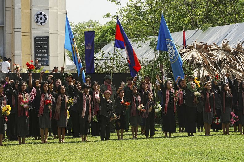 Estudiantes camboyanos participan en una ceremonia del Día de Recordación en Choeung Ek, Camboya, el 20 de mayo del 2025. (AP foto/Heng Sinith)