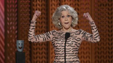 Jane Fonda acepta el premio a la trayectoria en la 31ª edición anual de los Premios SAG el domingo 23 de febrero de 2025 en el Shrine Auditorium de Los Ángeles. (Foto AP/Chris Pizzello)