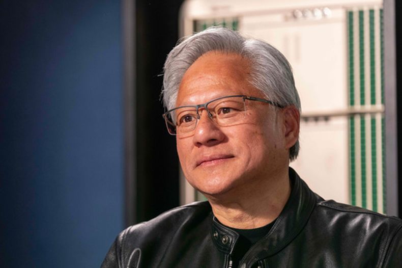 Jensen Huang, presidente y director general de Nvidia, escucha durante una entrevista previa a la ceremonia de colocación de la primera piedra para la ampliación de la planta de fabricación de Coherent, el martes 16 de junio de 2026, en Sherman, Texas. (AP Foto/Jeffrey McWhorter)