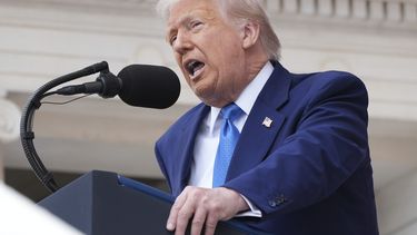 El presidente Donald Trump habla durante la 157ma Conmemoración Nacional del Día de los Caídos en Guerras, en el Cementerio Nacional de Arlington, el lunes 26 de mayo de 2025, en Arlington, Virginia. (AP Foto/Jacquelyn Martin)
