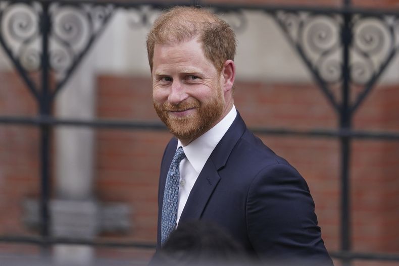 El príncipe Enrique de Gran Bretaña mira a los medios de comunicación al salir de los Tribunales Reales de Justicia en Londres, el martes 8 de abril de 2025. (Foto AP/Alberto Pezzali)