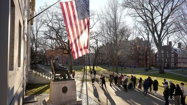 La estatua de John Harvard en el campus de la Universidad de Harvard en Cambridge, Massachusetts, el 2 de enero del 2024. . (AP foto/Steven Senne)