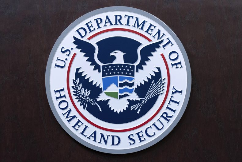 ARCHIVO - El sello del Departamento de Seguridad Nacional durante una conferencia de prensa en la sede de la dependencia en Washington, el 21 de mayo de 2025. (AP Foto/Jose Luis Magana, Archivo)