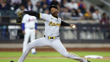 El cubano Aroldis Chapman, de los Piratas de Pittsburgh, hace un lanzamiento ante los Mets de Nueva York, durante el juego del lunes 15 de abril de 2024 (AP Foto/Noah K. Murray)