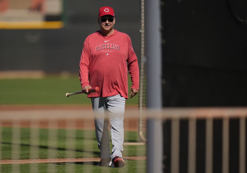 El mánager de los Rojos de Cincinnati, Terry Francona, camina por un campo durante la práctica de béisbol de entrenamiento de primavera en las instalaciones de entrenamiento del equipo en Goodyear, Arizona, el sábado 15 de febrero de 2025. (AP Foto/Carolyn Kaster)