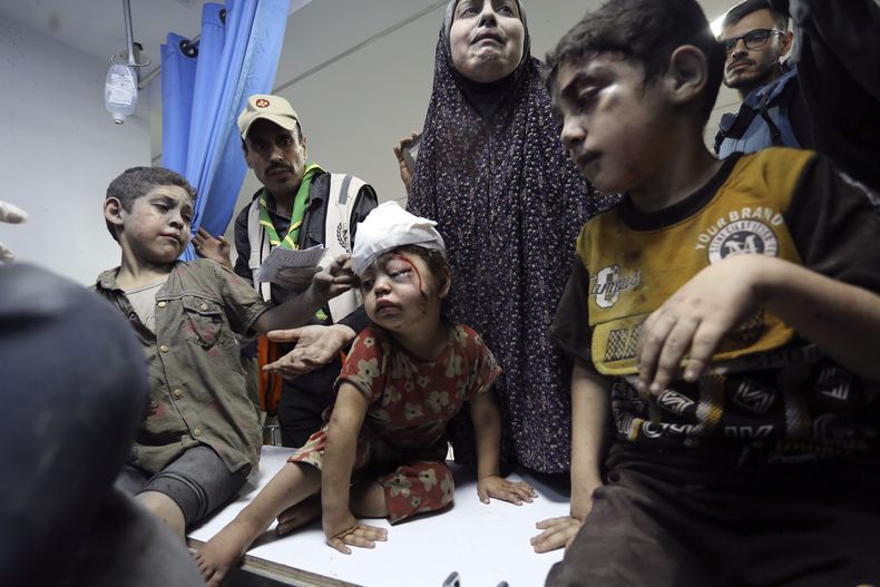 Palestinos heridos a su llegada al hospital Al Shifa, luego de bombardeos israelíes contra Ciudad de Gaza, en la Franja de Gaza, el jueves 19 de octubre de 2023. (AP Foto/Abed Khaled)