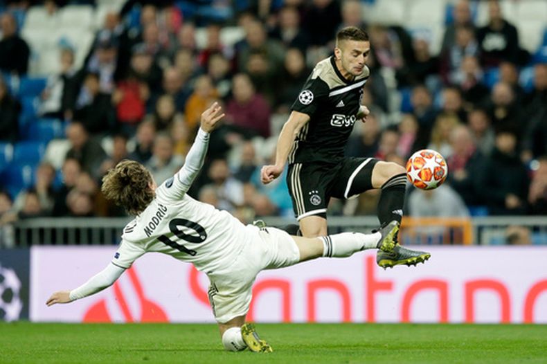 ARCHIVO - El volante del Real Madrid Luka Modric (izquierda) intenta cortar el avance de Dusan Tadic de Ajax durante el partido por los octavos de final de la Liga de Campeones, el 5 de marzo de 2019, en Madrid. (AP Foto/Bernat Armangue)