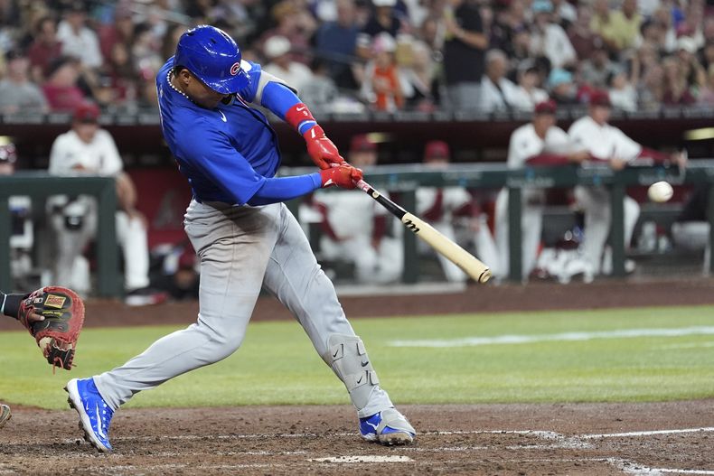 El panameño Miguel Amaya, de los Cachorros de Chicago, batea un doble de tres carreras en el juego ante los Diamondbacks de Arizona, el jueves 27 de marzo de 2025 (AP Foto/Ross D. Franklin)