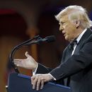 El presidente Donald Trump habla en la cena del Comité Nacional Republicano del Congreso (NRCC) en el Museo Nacional de la Construcción en Washington, el martes 8 de abril de 2025. (Pool via AP)