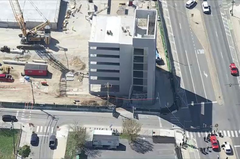 Daño en un estacionamiento en construcción que se derrumbó el miércoles 8 de abril de 2026 en Filadelfia. (WPVI-TV/6ABC via AP)