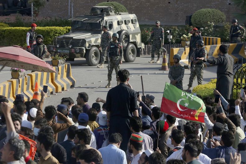 Una marcha a favor del ex primer ministro paquistaní Imran Khan en Peshawar, Pakistán, el 9 de mayo del 2023. (AP foto/Muhammad Sajjad)