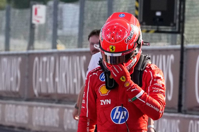 El piloto monegasco de Ferrari, Charles Leclerc, reacciona tras la sesión de clasificación previa al Gran Premio de Italia de Fórmula 1, en Monza, Italia, el sábado 5 de septiembre de 2026. (Foto AP/Luca Bruno)
