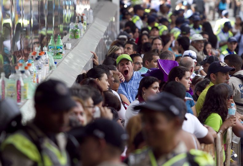 Un comprador bosteza mientras hace una fila en la tienda Traki que tiene precios reducidos, en Caracas, Venezuela, el viernes 15 de noviembre de 2013. La autoridad electoral dio el s&aacute;bado 16 de noviembre la bandera de partida para la campa&ntilde;a