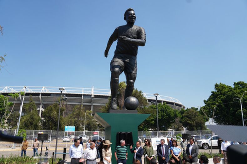 Una estatua del futbolista brasileño Pelé permanece de pie tras su develación afuera del Estadio Jalisco en Guadalajara, México, el jueves 21 de mayo de 2026. (Foto AP/Refugio Ruiz)