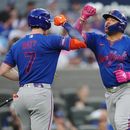 Francisco Álvarez (4), de los Mets de Nueva York, celebra su jonrón solitario contra los Azulejos de Toronto junto a su compañero de equipo Brett Baty (7) durante la quinta entrada de un partido de béisbol en Toronto, el martes 30 de junio de 2026. (Nathan Denette/The Canadian Press vía AP)