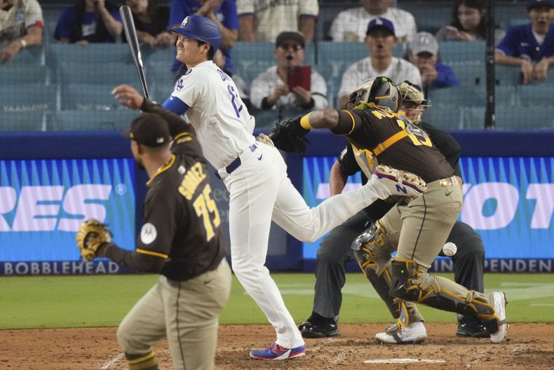 Shohei Ohtani, de los Dodgers de Los Ángeles, recibe un pelotazo del venezolano Robert Suárez, de los Padres de San Diego, en el juego del jueves 19 de junio de 2025 AP Foto/Mark J. Terrill)