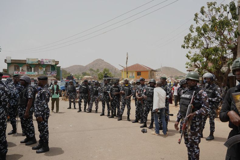 ARCHIVO - Policías se congregan en el lugar de un ataque de un pistolero en la comunidad de Gari Ya Waye, en Jos North, Nigeria, el 30 de marzo de 2026. (AP Foto/Samson Omale, archivo)