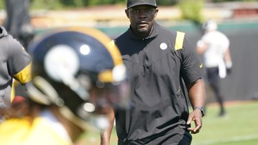 Flores se enfoca en Steelers y no en demanda contra NFL