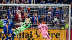 Lionel Messi (10), delantero de Inter Miami, anota mientras el portero de FC Cincinnati, Roman Celentano, tercero desde la izquierda, intenta defender durante la primera mitad de la semifinal de la Conferencia Este del fútbol de la MLS, el domingo 23 de noviembre de 2025, en Cincinnati. (AP Photo/Tanner Pearson)