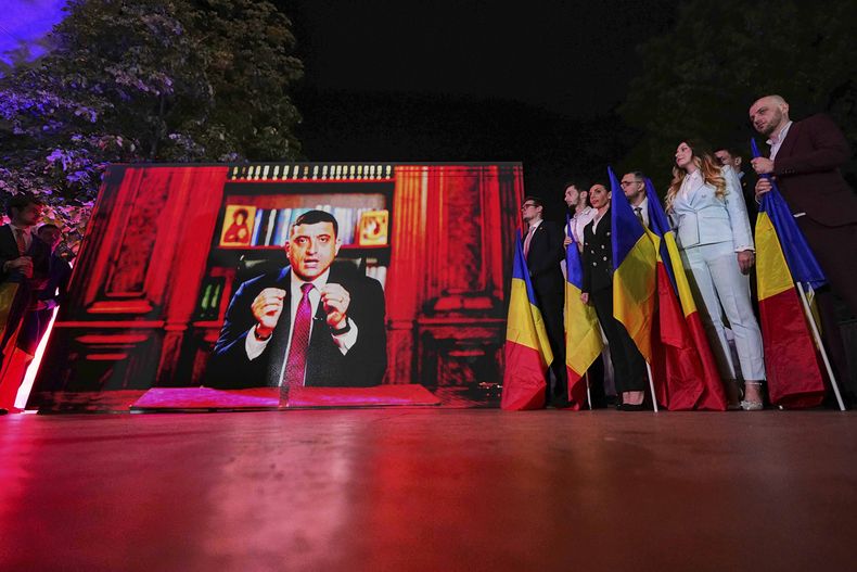 El candidato presidencial George Simion se dirige a sus seguidores por videoconferencia tras el cierre de urnas de la primera ronda de las elecciones presidenciales en Bucarest, Rumanía, el domingo 4 de mayo de 2025. (AP Foto/Andreea Alexandru)