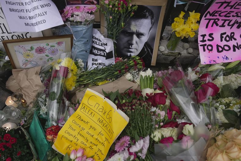 Flores y fotos colocadas frente a la embajada rusa en Londres por la muerte del destacado opositor ruso, Alexei Navalny, el lunes 19 de febrero de 2024. (AP Foto/Kin Cheung, Archivo)