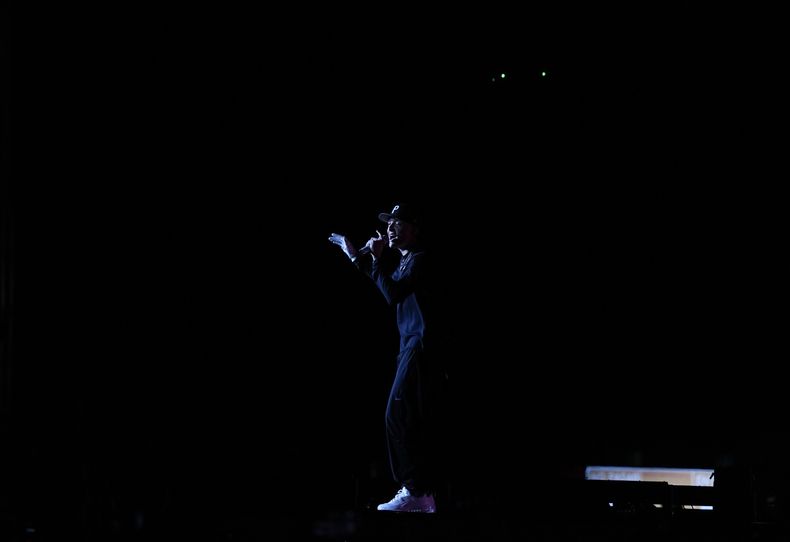 El cantante mexicano Peso Pluma en su concierto en el segundo día del festival Arre en la Ciudad de México el 11 de septiembre de 2023. (Foto AP/Fernando Llano)
