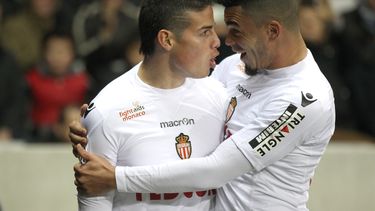 americateve | El colombiano James Rodr&iacute;guez, izquierda, celebra con Emmanuel Riviere tras anotar un gol para M&oacute;naco en el partido ante Niza en la liga francesa el martes 3 de diciembre de 2013. (AP Foto/Lionel Cironneau)