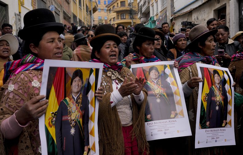 Archivo - Partidarios del expresidente boliviano Evo Morales sostienen fotos con su imagen en las afueras de la sede del Movimiento al Socialismo en La Paz, Bolivia, Lunes 10 de marzo de 2025. (AP Foto/Juan Karita, Archivo)