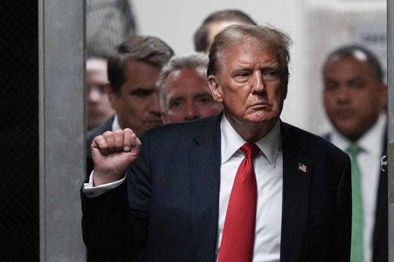 El expresidente Donald Trump hace un gesto al volver de un receso en la Corte Penal de Manhattan, el martes 28 de mayo de 2024, en Nueva York. (AP Foto/Julia Nikhinson, Pool)