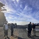 El secretario de Defensa de EEUU, Lloyd Austin, segundo de la derecha, habla con el oficial al mando del USS Gerald R. Ford, capitán Rick Burgess, a la derecha, durante una visita al portaaviones el miércoles 20 de diciembre de 2023. (AP Foto/Tara Copp)