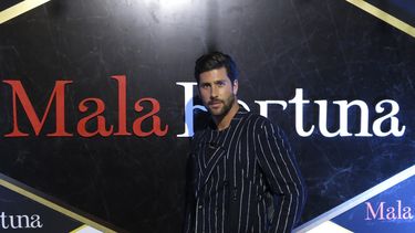 El actor Diego Klein posa en la alfombra roja de la serie Mala fortuna en la Ciudad de México el miércoles 16 de agosto de 2023. (Foto AP/Berenice Bautista)