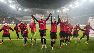 Granit Xhaka (centro) celebra con sus compañeros del Bayer Leverkusen tras derrotar a Fortuna Duesseldorf, el 3 de abril de 2024. (AP Foto/Martin Meissner)