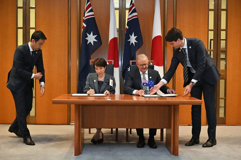 La primera ministra japonesa Sanae Takaichi, segunda de izquierda a derecha, y el primer ministro australiano Anthony Albanese, segundo de derecha a izquierda, firman una Declaración Conjunta sobre Cooperación en Seguridad Económica en el Parlamento de Canberra, Australia, el lunes 4 de mayo de 2026. (Mick Tsikas/AAP Image vía AP)