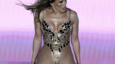 el atuendo que uso jlo tras ser comparada con una actriz porno