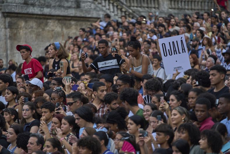 El público en el primer concierto de la gira por cinco países de Silvio Rodríguez, en La Habana, el viernes 19 de septiembre de 2025. (Foto AP/Ramon Espinosa)