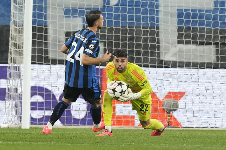 El portero del Arsenal David Raya evita un gol en el encuentro ante el Atalanta en la Liga de Campeones en Bergamo, Italia el jueves 19 de septiembre del 2024. (AP Foto/Antonio Calanni)