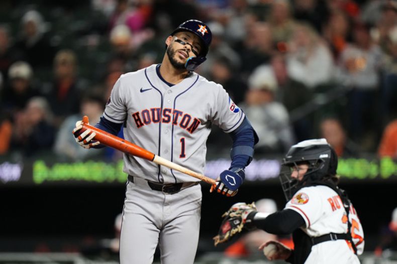 Carlos Correa (1), de los Astros de Houston, reacciona después de poncharse durante la séptima entrada de un partido de béisbol contra los Orioles de Baltimore, el martes 28 de abril de 2026, en Baltimore. (Foto AP/Stephanie Scarbrough)
