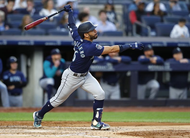 El panameño José Caballero, de los Marineros de Seattle, pega un elevado de sacrificio contra los Yanquis de Nueva York, en la tercera entrada del partido en Nueva York, el jueves 22 de junio de 2023. (AP Foto/Noah K. Murray)