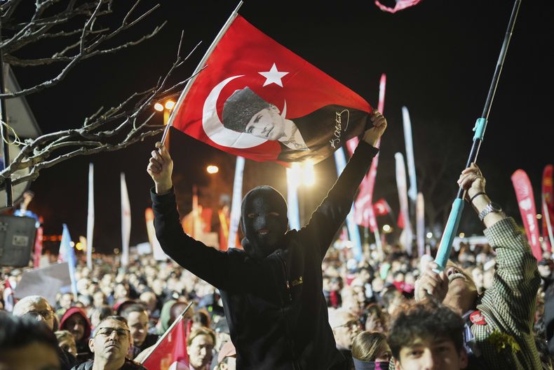 ARCHIVO – Un grupo de manifestantes corea consignas en una protesta tras el arresto y encarcelamiento del alcalde de Estambul, Ekrem Imamoglu, en Estambul, Turquía, el martes 25 de marzo de 2025. (AP Foto/Francisco Seco, Archivo)