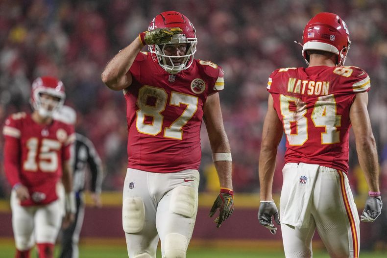 El ala cerrada de los Chiefs Kansas City, Travis Kelce (87), celebra una recepción de primer intento contra los Buccaneers de Tampa Bay durante el tiempo extra de un partido de fútbol americano de la NFL, el lunes 4 de noviembre de 2024, en Kansas City, Missouri. (Foto AP/Ed Zurga)