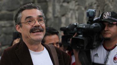 americateve | Gonzalo Garc&iacute;a, izquierda, hijo del escritor colombiano y Nobel de literatura Gabriel Garc&iacute;a M&aacute;rquez, habla con la prensa afuera del hospital donde su padre est&aacute; siendo atendido, en la Ciudad de M&eacute;xico, el s&aacute;bado