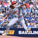 El abridor de los Rojos de Cincinnati Rhett Lowder lanza en la primera entrada del encuentro ante los Azulejos de Toronto el sábado 26 de septiembre del 2026. (Jon Blacker/The Canadian Press via AP)