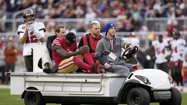 Samuel, receptor de 49ers, sale por lesión en la rodilla