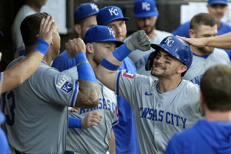 Michael Massey de los Reales de Kansas City celebra su jonrón frente al abridor de los Medias Blancas de Chicago Jonathan Cannon el martes 30 de julio del 2024. (AP Foto/Charles Rex Arbogast)