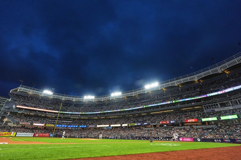 El juego se detiene tras un apagón de las luces durante la primera entrada de un partido de béisbol entre los Yankees de Nueva York y los Cardenales de San Luis el miércoles 5 de agosto de 2026, en Nueva York. (Foto AP/Frank Franklin II)