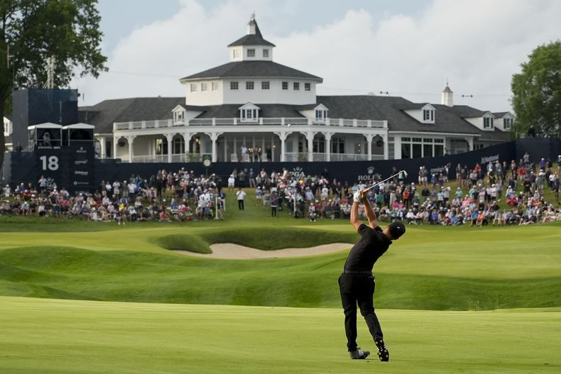 Xander Schauffele tira desde el fairway en el hoyo 18 en la segunda ronda del Campeonato de la PGA en el Valhalla Golf Club el viernes 17 de mayo del 2024. (AP Foto/Matt York)