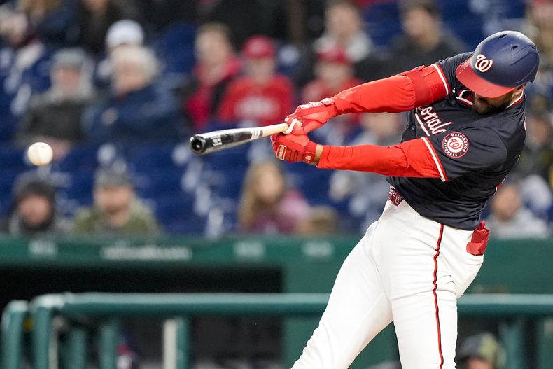 Joey Gallo, de los Nacionales de Washington, batea un doble en el juego del miércoles 3 de abril de 2024, ante los Piratas de Pittsburgh (AP Foto/Alex Brandon)