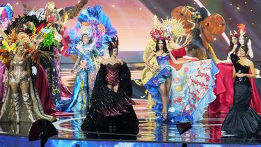 Concursantes en la competencia de trajes nacionales del certamen de belleza Miss Universo en la provincia de Nonthaburi, Tailandia, el miércoles 19 de noviembre de 2025. (Foto AP/Sakchai Lalit)
