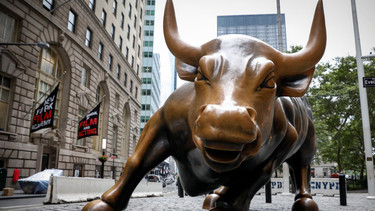 el indice dow jones volvio a subir y cerro la jornada por encima de los 30 mil puntos por primera vez en la historia