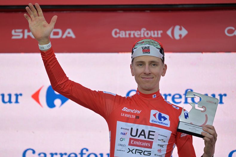 Tadej Pogacar, con la casaca roja de líder general, tras ganar la primera etapa de la Vuelta a España, el sábado 22 de agosto de 2026, en Mónaco. (AP Foto/Philippe Magoni)